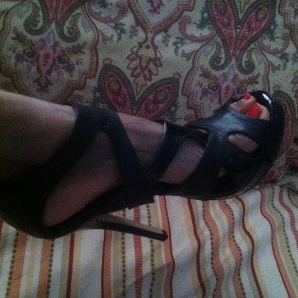 ⛔Reduced Prices ⛔Black Aldo leather strapped shoes