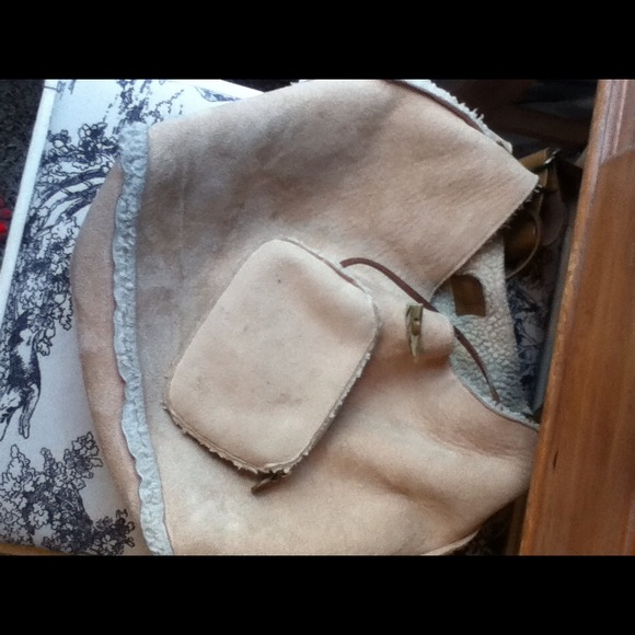 💋Sale💋GAP purse- UGG style - Picture 2 of 4