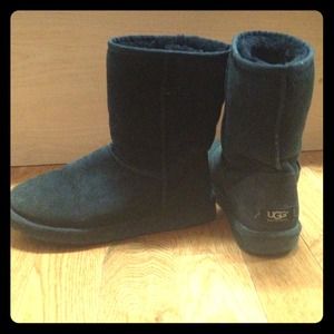Short Black UGGs 💯% Authentic