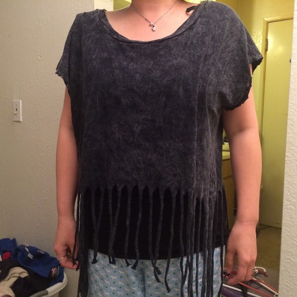 ❌SOLD❌ Acid wash fringe top - Picture 2 of 2