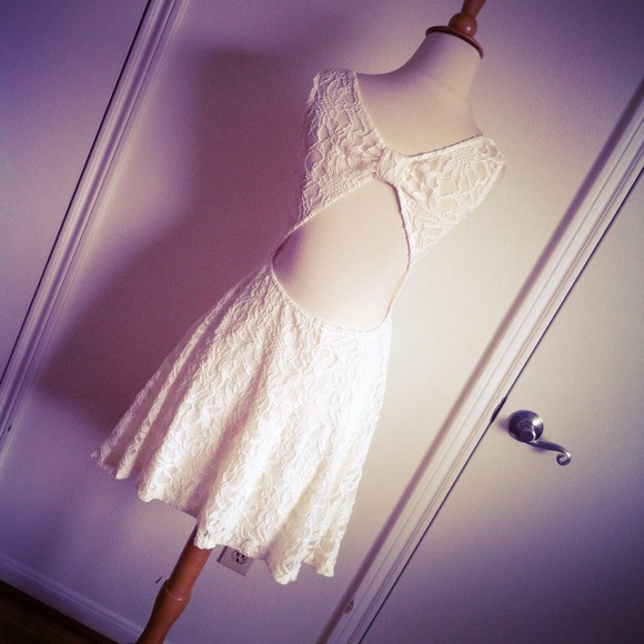 ** GIFTED ** White Crochet Lace Dress + Bow Back - Picture 2 of 4