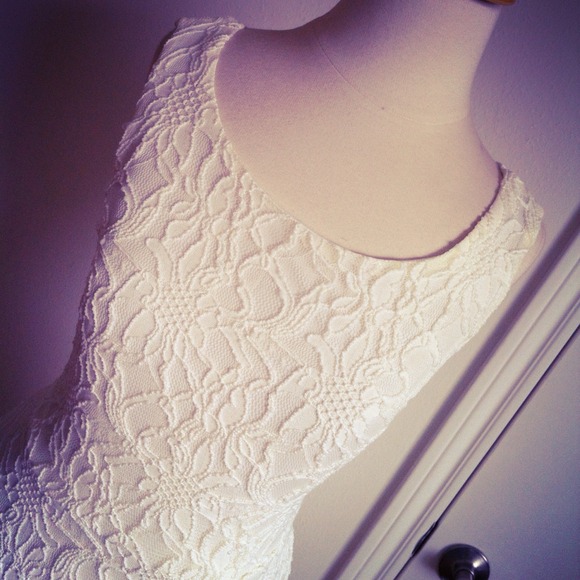 ** GIFTED ** White Crochet Lace Dress + Bow Back - Picture 3 of 4