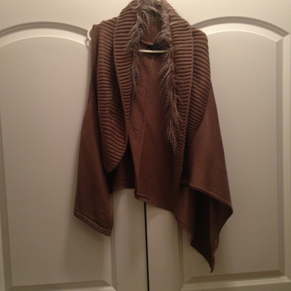 Sweater vest with fur