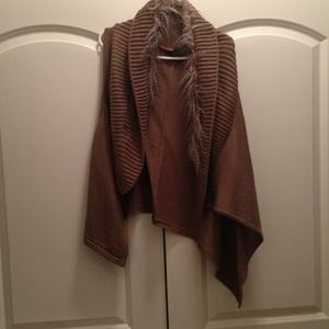 Sweater vest with fur