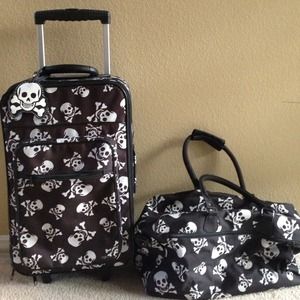Skull & crossbones luggage set