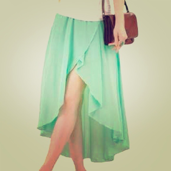 🚫sold out🚫Mint high low skirt. 3 szs available