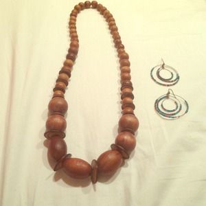 Wooden statement necklace with fashion earrings!