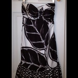 Size 8 black and white geometric sundress!