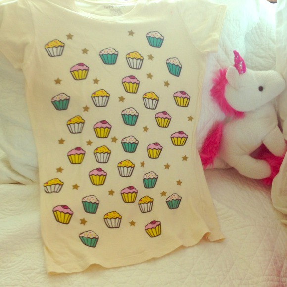 Cupcake print on cream t-shirt. Forever21. NWOT