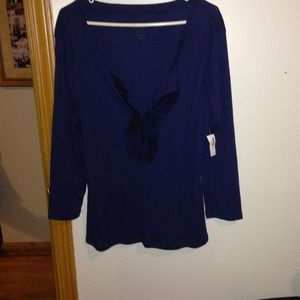 Long sleeve shirt with ruffled cleavage.