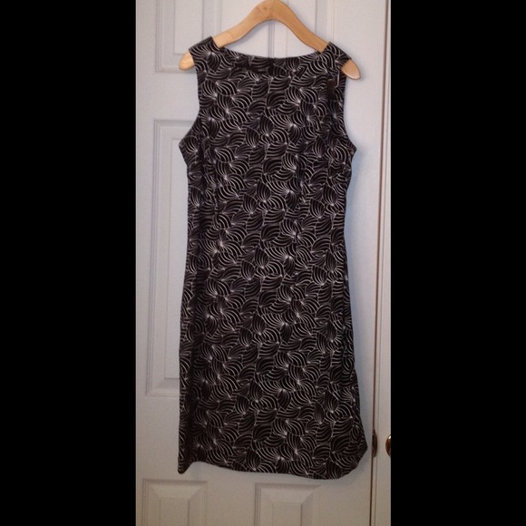 Size 8 geometric print black and white dress!