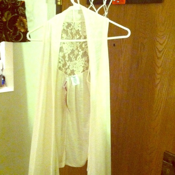 Sleeveless vest/sweater with lace on back