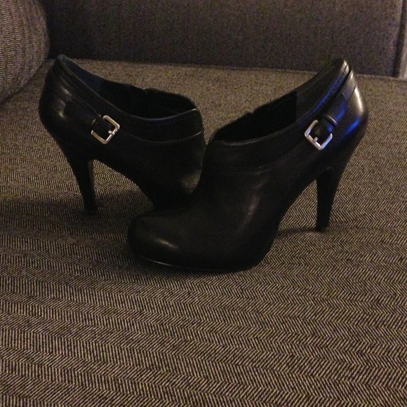 Like new Nine West short boot
