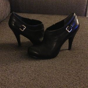 Like new Nine West short boot
