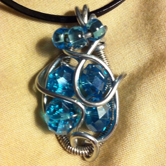Blue crystal bead and silver wire pendant - Picture 1 of 2