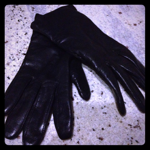 Women's leather gloves.
