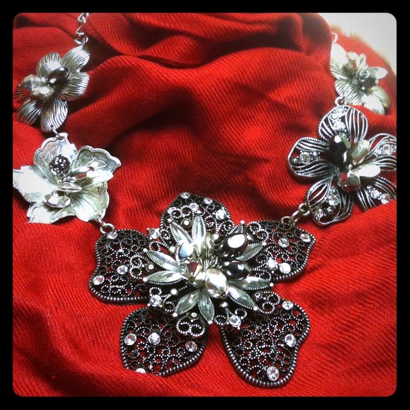 Jewelry - Silver flower necklace