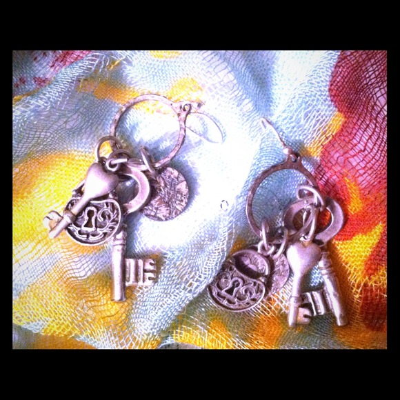 🚫SOLD🚫Silver Dangly Trinket Earrings! $4