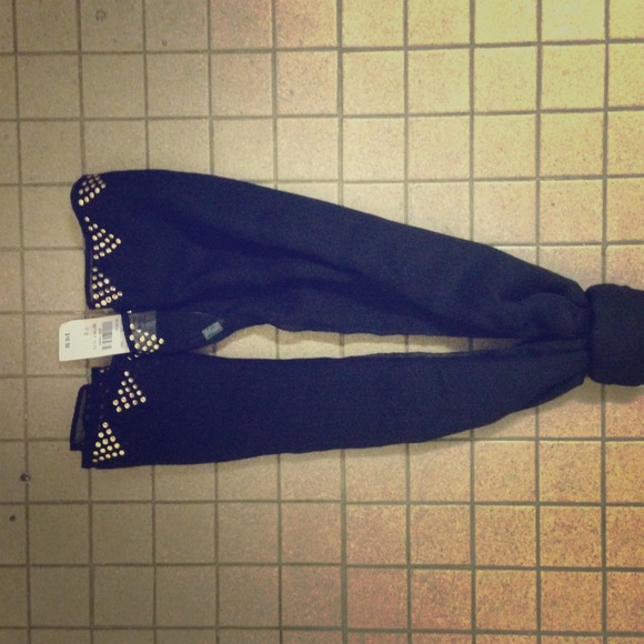 Black no size scarf with gold details