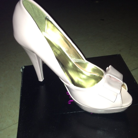 Just fab. Light pink simple/fancy pumps :)