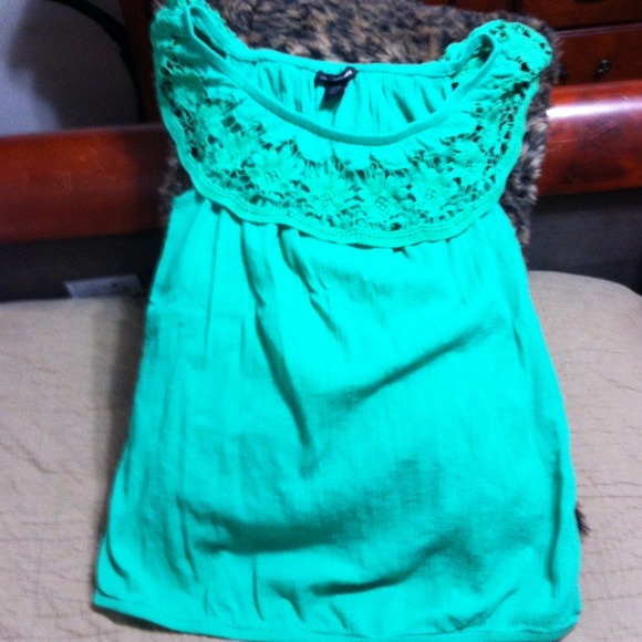 Cute green top - Picture 1 of 2