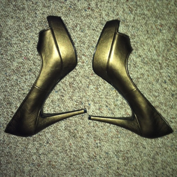 Guess gold open toed platform heels Reserved
