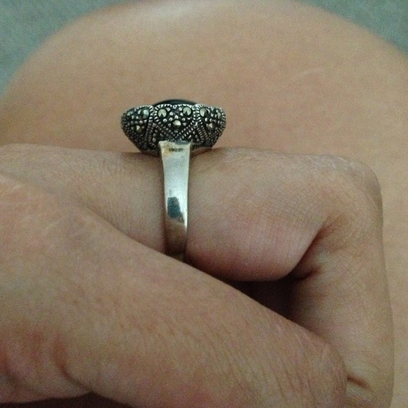 Sterling silver black stone ring - Picture 2 of 3
