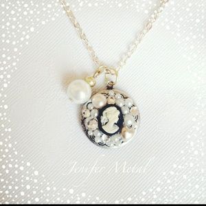 Pearls & Rhinestones Lady Cameo Rosegold Necklace
