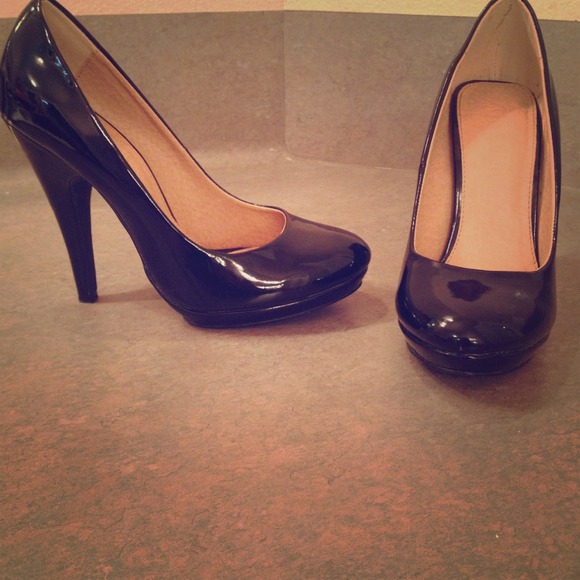 Colin Stuart black patent round toe pumps