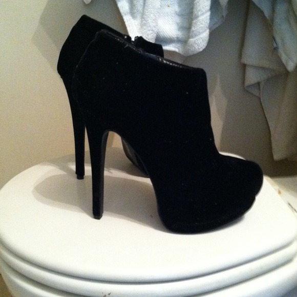 ✨PRICE REDUCED ✨Black booties