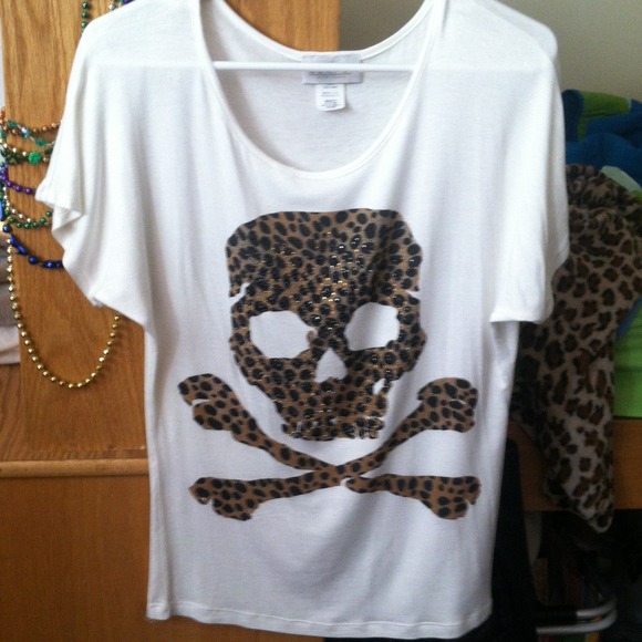 Tops - Cheetah print skull white shirt
