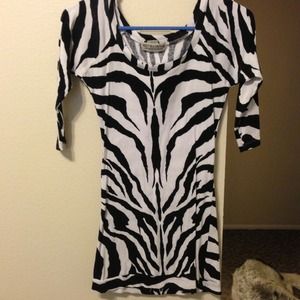 Quarter length sleeve zebra top. Great condition.