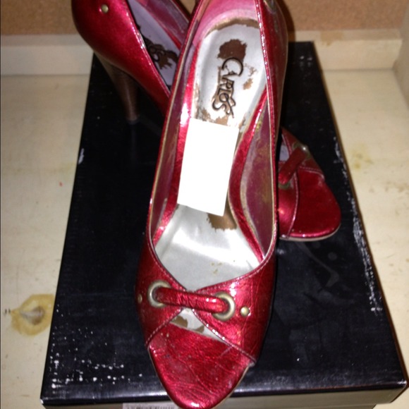 Carlos Santana structure red open toe pumps