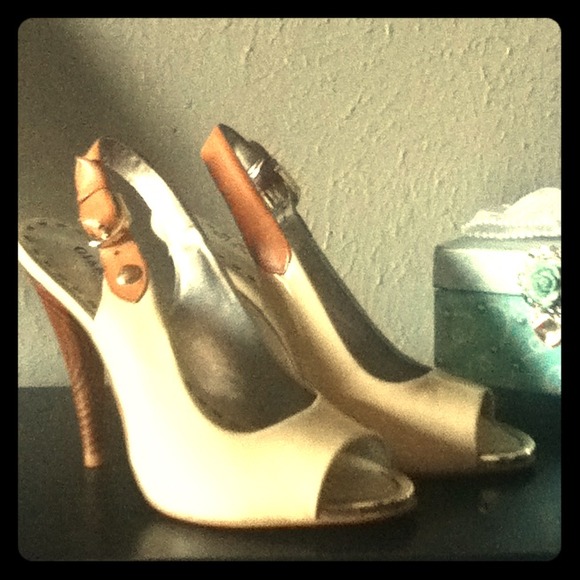 Chic sling-back pumps