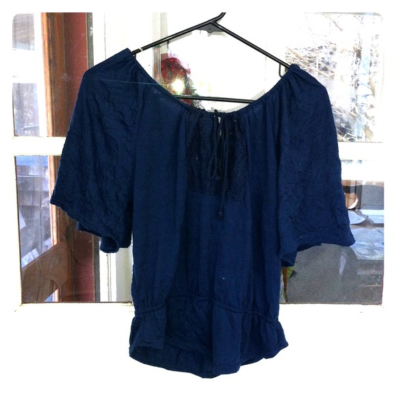 SOLD IN BUNDLE. Flowy Navy Top