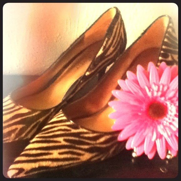 Natural toned zebra print pumps