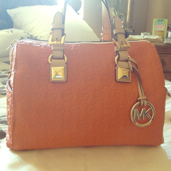 Used 1 time...this orange Michael Kors tote is🔥🔥