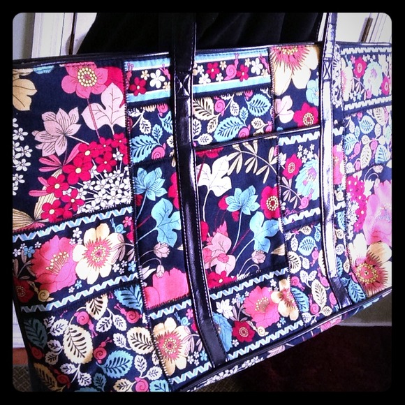SPACIOUS Vera Bradley Purse!