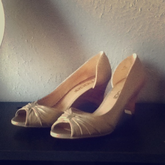 Cute spring gold wedge