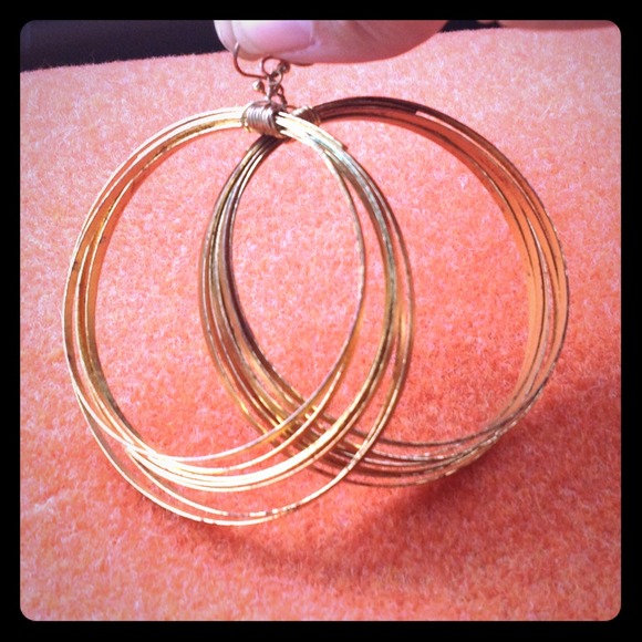 🚫SOLD🚫Round Gold Dangling Earrings
