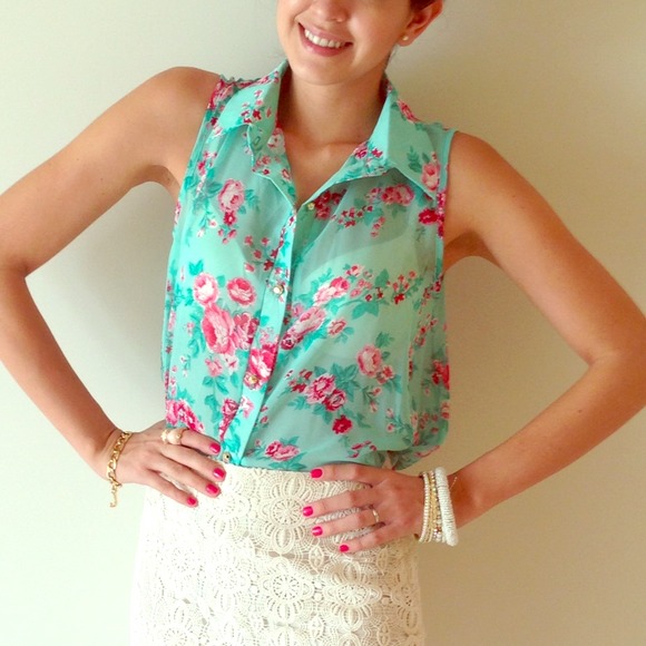 SOLDinBUNDLE Floral Bouse with Gold Stud Buttons S