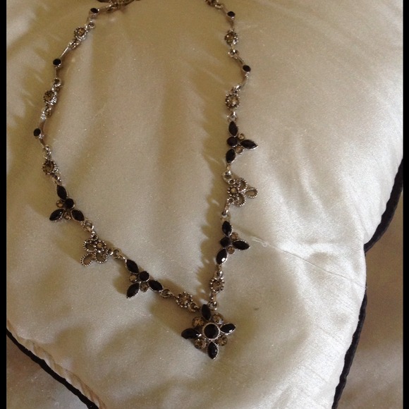 Glam necklace...free earrings with purchase. - Picture 2 of 4