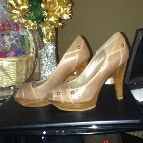 BCBG Heels 7 1/2