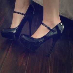 Steve Madden black patent leather Mary Jane pumps