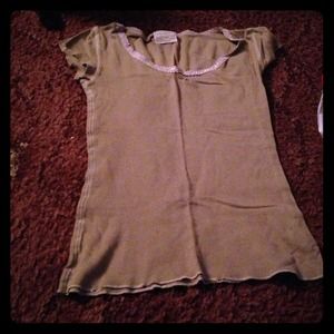 Arizona rounded neck olive cream tee