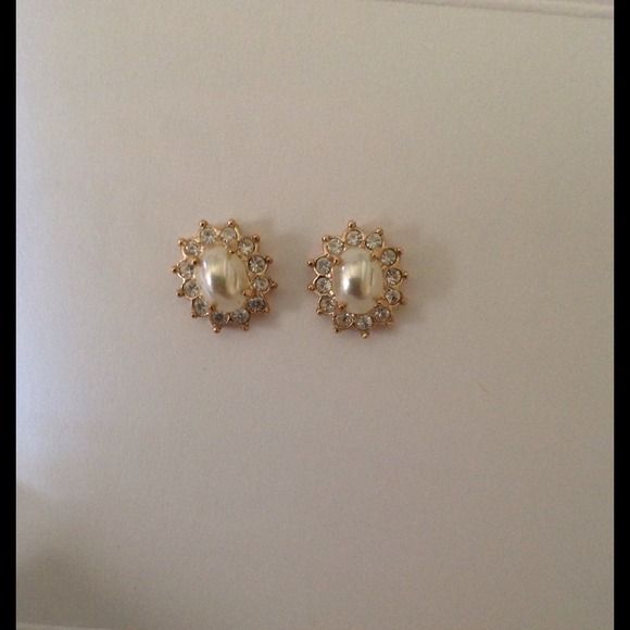 Gorgeous pearl/rhinestone earrings
