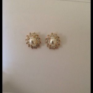 Gorgeous pearl/rhinestone earrings