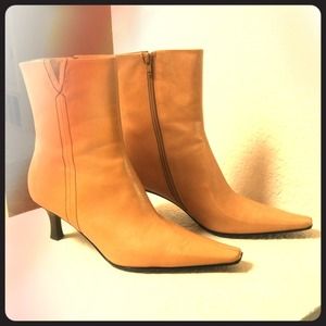 ENZO ANGOLINI Ladies size 9M short leather boots.