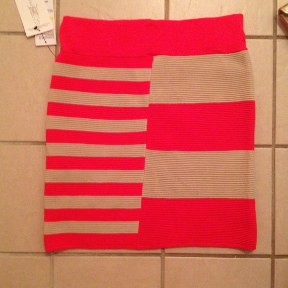 Jessica Simpson skirt  👆👆👆🔥🔥🔥🔥🔥 - Picture 2 of 3