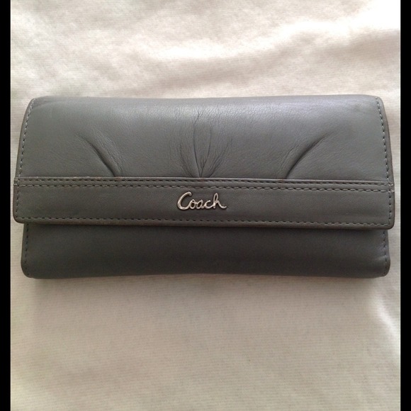 ??Reduced???? Authentic Coach Soho Pleated Wallet